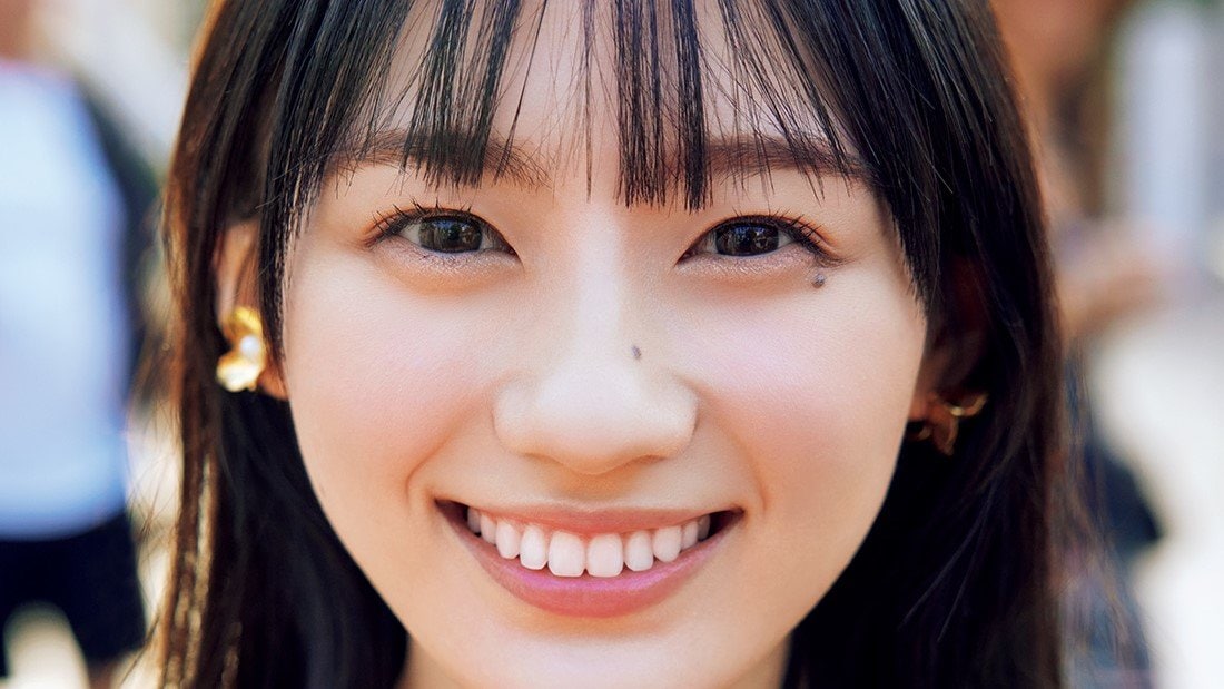 乃木坂46川﨑桜のあざと可愛さが全開！裏表紙4種解禁 制服風から赤