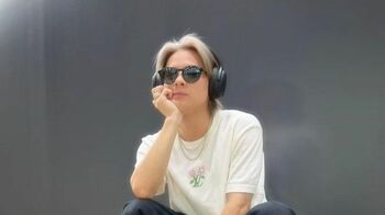 平野紫耀 “全身ルイ・ヴィトン”のコーデ披露！バッグを抱いてポーズを決める姿に「色気ダダ漏れすぎる」の声続出