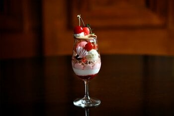 【ホテルニューグランド】シックな見た目と変化する味わいが魅力！「さくらんぼパフェ」（コーヒーハウス ザ・カフェ）