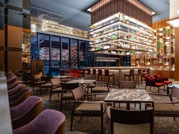 都会の喧騒の中に佇む、唯一無二のアーバンリトリート空間が進化陽光に包まれる「THE C's SKY CAFE」と夜景を纏う「THE C's SKY BAR」誕生