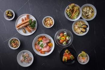 夕食前のスキマ時間を贅沢に。ホテル発の“せんべろ”がTHE OIKE TERRACEに登場／ザ ロイヤルパークホテル アイコニック 京都
