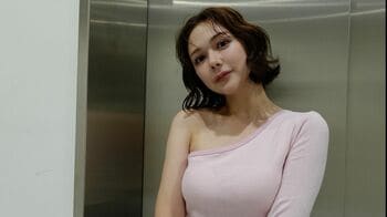 「マリリン・モンローみたい！」村重杏奈 美デコルテ際立つ肩出しショットに「美しすぎる」「めっちゃセクシー」