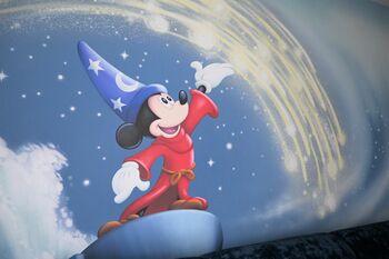 ディズニーホテルの「ミッキーマウスルーム（魔法使いの弟子）」を大公開！大きく描かれた絵や部屋の至るところに物語の世界観満載♪