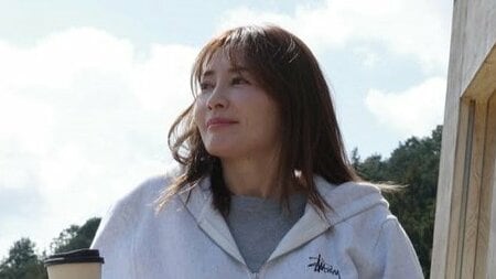 新山千春 愛車“ランクル”とのお出かけショットを公開！「焚き火してからの温泉！」大人キャンプコーデで自然満喫する姿に「楽しんでますね」