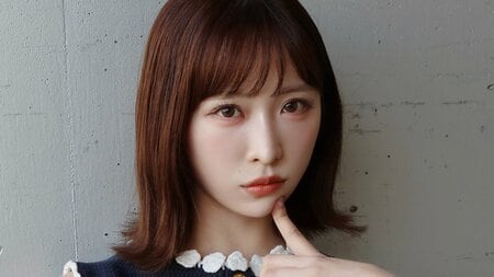 AKB48小栗有以 雰囲気がらり“わんちゃん巻き”ヘアで美肩際立つショット披露！「スタイル神…」秋色トップス×白ミニスカのオシャレな秋コーデ