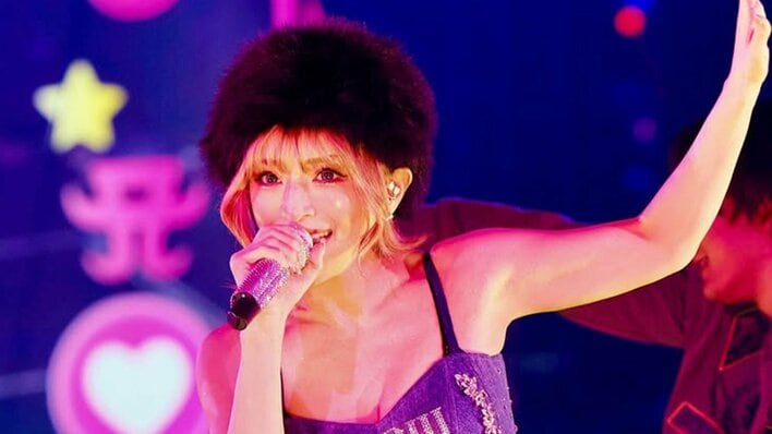 浜崎あゆみ 「大号泣すぎた」年越しライブショット披露！華麗な純白ドレス＆クールな迷彩衣装姿に「神降臨」とファン絶賛