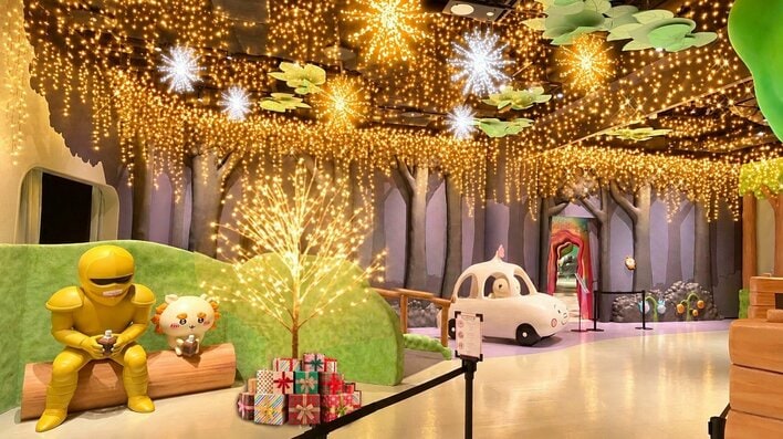 「ちいかわパーク」がクリスマス仕様に！華やかな装飾やちいかわが特別な衣装で登場するグリーティングを開催