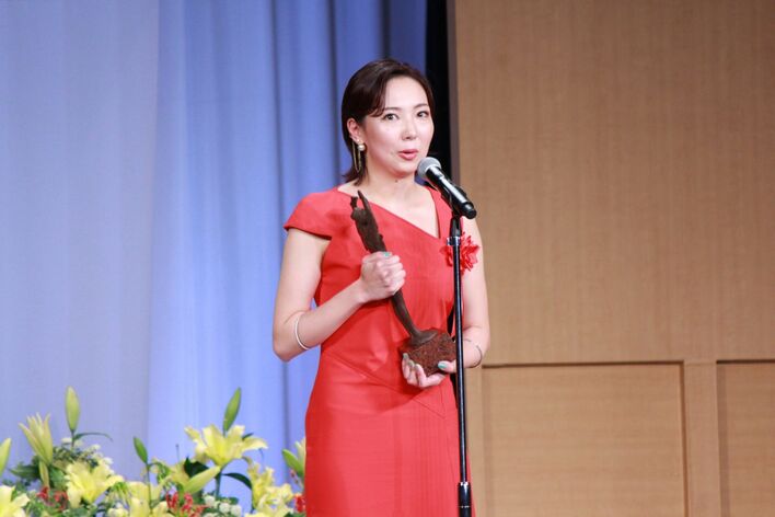 杉村春子賞の那須凛、ジャニーズWEST・小瀧望からトロフィー受け取り「育ててくれた母にありがとう」