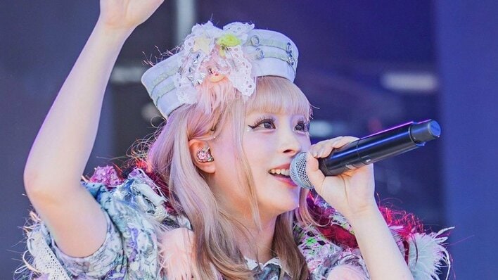 きゃりーぱみゅぱみゅ 1歳我が子がママのステージをノリノリで楽しむ様子を公開！音楽に合わせ小さな手を左右に振る姿に「リズムどりもう完璧！」