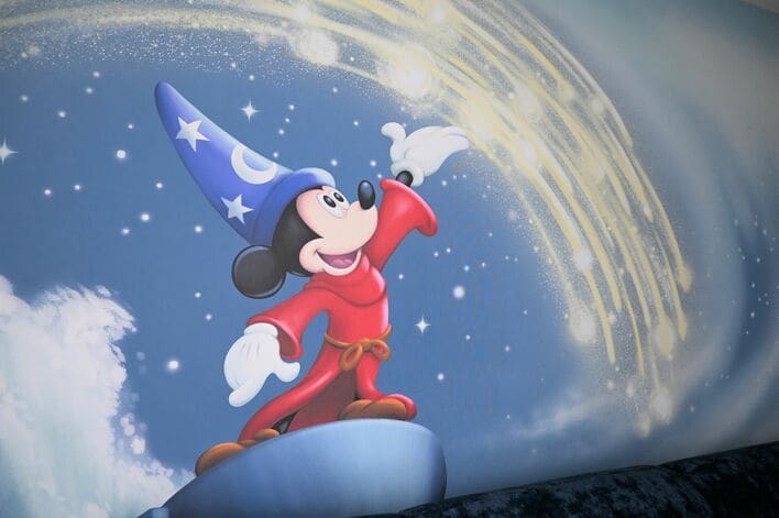 ディズニーホテルの「ミッキーマウスルーム（魔法使いの弟子）」を大公開！大きく描かれた絵や部屋の至るところに物語の世界観満載♪