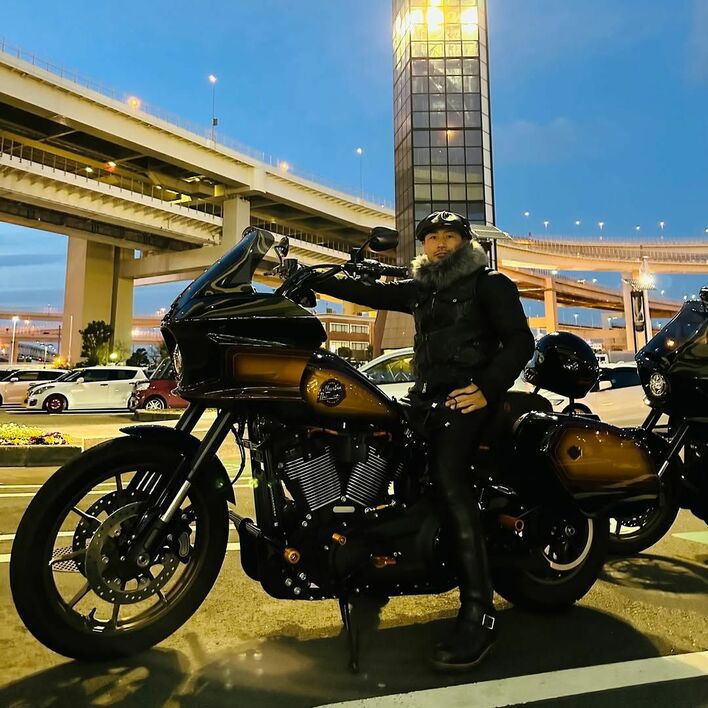 新品　魔裟斗革命 渋いって！」魔裟斗 “愛車”ハーレーをカスタマイズし2ショット