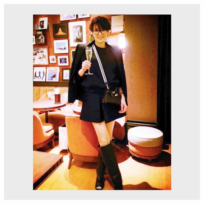 吉瀬美智子(49)が年齢に「あらがってます」超ミニ丈×ロングブーツで