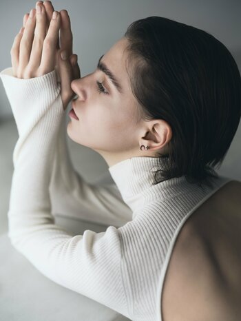 【PLUS VENDOME】極小のワンポイントタトゥー「MICROTATTOO」を表現したコレクションより、アシンメトリーなスタイリングを楽しむシングルピアスが登場