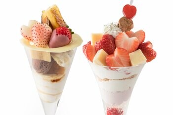 【タカノフルーツパーラー】純潔の世界に苺の赤が印象的なホワイトデー限定パフェ