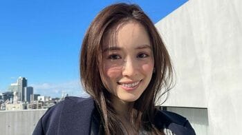 泉里香　 “父の日”ショットを公開　35歳の透明感がはんぱないノースリーブワンピース姿に「こんな娘がいたら幸せ」