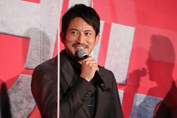 岡田准一「拍手で全力で伝えて」「ザ・ファブル」初有観客イベントに感謝！木村文乃には「セクシー！」連呼？