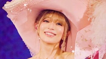 「お人形さんのよう」浜崎あゆみ 美デコルテ際立つゴージャスなドレス姿を披露！華やかな装いのステージショットに「見惚れちゃう」