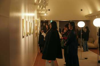 アーティスト Kim Rose 日本初個展「Path of Gold ― 金の軌跡」レセプションにて、津南醸造がドリンクスポンサーとして参加