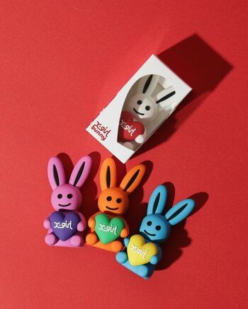 X-girlより、MILLS LOGO HEART HOLDING BUNNY FIGURE発売