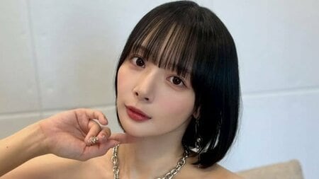 「ワ〜オ！素敵！」岡田紗佳 美デコルテ際立つショット披露！目線外しの大人っぽ表情に「最高に魅力的！」「世界一の美」などと大絶賛