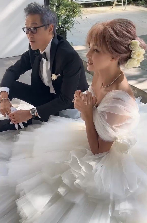 【画像7枚】梅宮アンナ “幻の披露宴”開催日に撮影「輝いていて綺麗」と話題の純白ウェディングドレス姿や夫と仲良く撮影する様子を見る