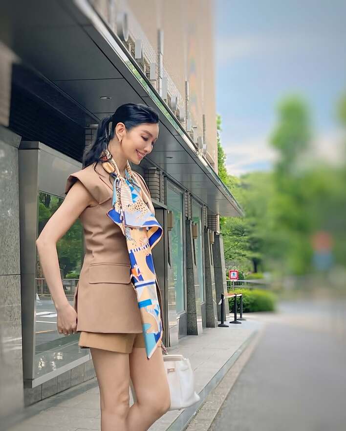 【画像6枚】「ほぼ脚！」まるで雑誌の表紙かのようなアン ミカこだわりの“大人の短パンコーデ”を見る