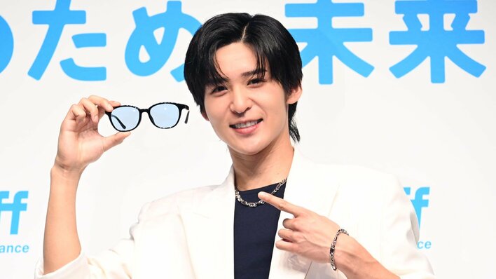 Snow Man目黒蓮 “家のお風呂やソファでリセット”自分らしくあるための帰宅後ルーティンを明かす 色気溢れるサングラス姿も披露