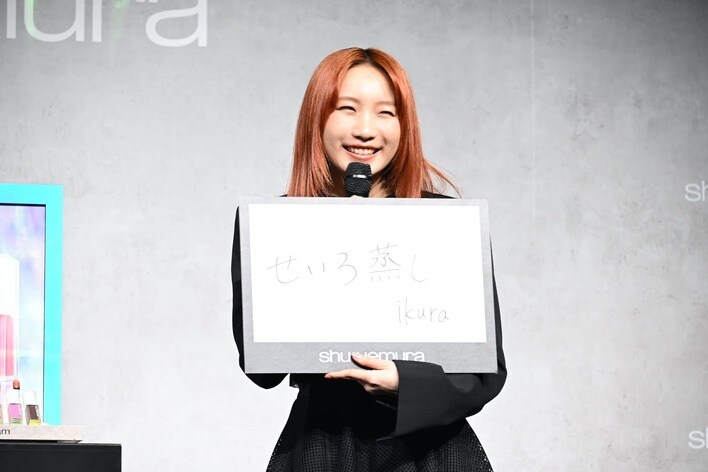 【写真】今年の目標を照れながら発表したYOASOBI・ikuraの様子を見る