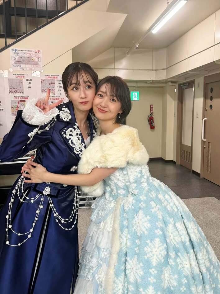 史上最強のツートップ」前田敦子&大島優子 頬寄せ合った待望の2