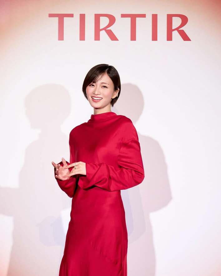 見惚れちゃいます」岡崎紗絵 深めスリットの美脚際立つドレス姿を披露