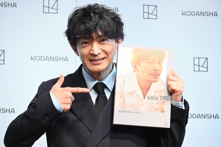 津田健次郎「自分の写真を推すのって恥ずかしい」54歳で発売のフォト
