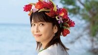 「歌詞のままの人生」56歳・森高千里 サイパンでの美脚ミニスカショット披露！デビュー38周年を記念した魅力満載オフショットに「反則レベルの美貌」