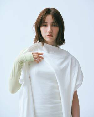 のんが『FNS歌謡祭』初登場！ヒグチアイ作詞・作曲の自叙伝的楽曲『荒野に立つ』（2023）を披露『2026 FNS歌謡祭 夏』