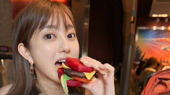 2児の母・菊地亜美「寝顔がお化けのよう」ベビーカーから次女のお顔がチラリ！子連れで香港ディズニー＆マカオ満喫に「参考にさせて欲しいです」