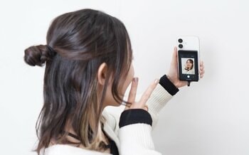 ノーマルカメラでも外カメで盛れる！iPhoneの外カメラで構図を見ながら撮影『外カメで自然に盛れる「iPhone専用自撮りモニター」』を発売