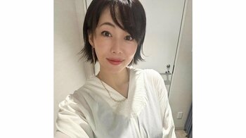 2児の母・井上和香 10歳長女撮影の“脱力ショット”公開！自宅キッチンでのオフ感あふれる姿や冷蔵庫に映る長女の姿も「上手に撮れてますね」