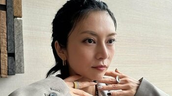 「足細っ」柴咲コウ スラッと美脚が際立つジャケットコーデに称賛の嵐！「ビジュ最幸！！」「めちゃくちゃステキです」