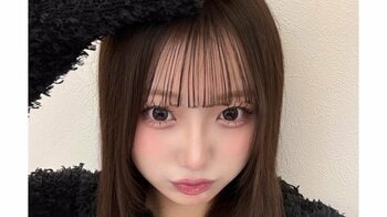 希空 “平成メイク”で目元際立つくっきりアイラインのショット公開！流し前髪のスタイリングで首をかしげた“どアップ”自撮り写真も