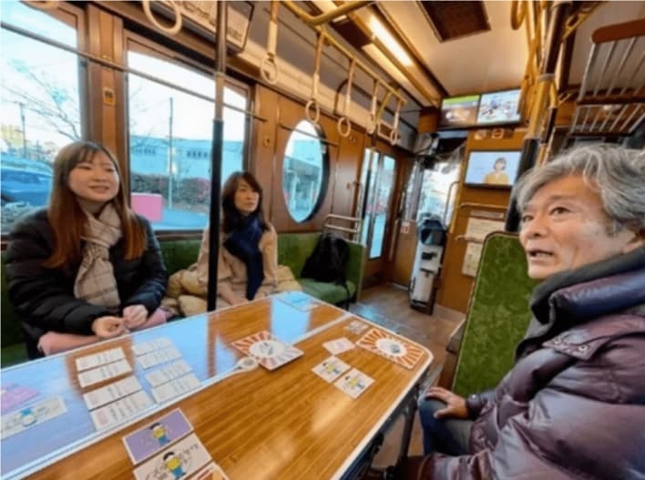 とさでん貸切電車内で高齢者の“思い出”を語り合う昭和なカードゲーム開催
