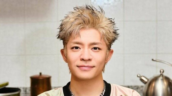 岸優太 上目遣いで小顔際立つ“頬ハート”披露！平野紫耀&神宮寺勇太とベッドの上で…「3人一緒は最強」