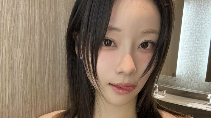 重盛さと美 高級指輪の購入報告「自分で買えちゃうのかっこよすぎ」と反響!美デコルテ際立つオフショル姿の大人っぽい表情も<br />