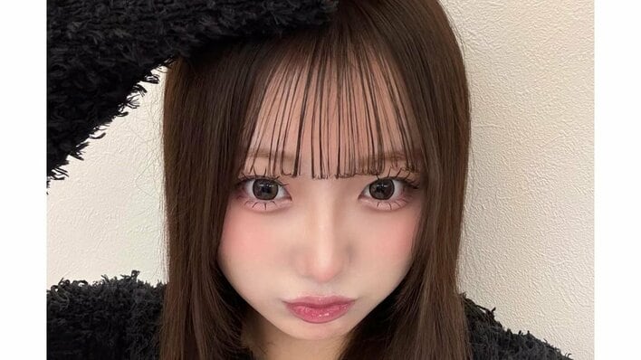 希空 “平成メイク”で目元際立つくっきりアイラインのショット公開！流し前髪のスタイリングで首をかしげた“どアップ”自撮り写真も