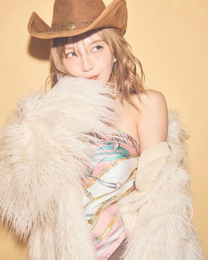 宇野実彩子 ミニ丈“カウギャール”姿に「ビジュ良すぎ」とファン悶絶