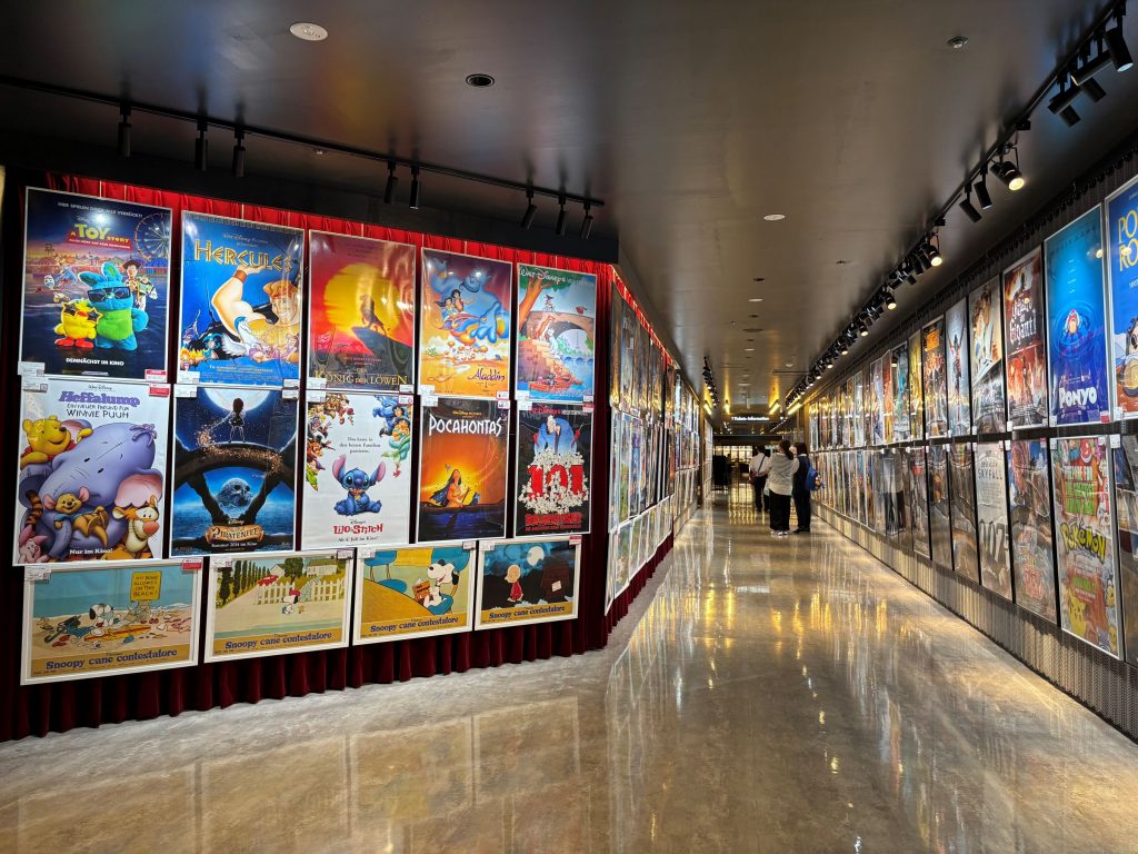 映画館がアートギャラリーに!?ヒューマックスシネマの海外映画ポスター