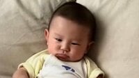 人生2周目！？な赤ちゃんの貫禄あふれる姿が話題！まるで“温泉の達人”のような初湯船ショットや哀愁ただよう寝起きの姿に「吹いた」「7周くらいしてそう」【激かわキッズ奇跡の瞬間】