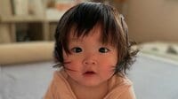 兄を起こすのが日課の1歳妹 ガラスに顔をむぎゅっ！ドア前で待機中の姿に「お鼻つぶれちゃう」と大反響【激かわキッズ奇跡の瞬間】