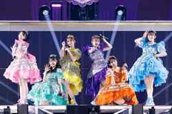 FRUITS ZIPPER東京ドーム公演サプライズ発表にメンバー号泣 デビュー3周年記念ライブで新曲『ピポパポ』や6人のソロ曲など31曲披露