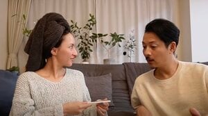 「見せたいものがあるの…」と第1子妊娠を夫にサプライズ報告！人気インフルエンサーJulia 夫と“マタニティ膝枕”フォト公開「愛おしいお腹」幸せ溢れるショットに祝福の声