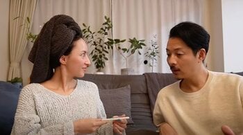 「見せたいものがあるの…」と第1子妊娠を夫にサプライズ報告！人気インフルエンサーJulia 夫と“マタニティ膝枕”フォト公開「愛おしいお腹」幸せ溢れるショットに祝福の声