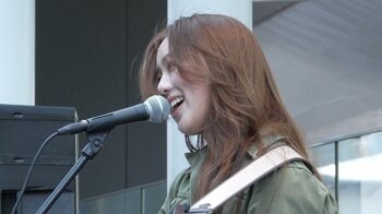 「めっちゃ人いる！」“ノノガ”ファイナリスト「ふみの」サプライズ路上ライブで入場規制！アコギ持ちちゃんみな提供デビュー曲＆デモ曲披露に「神すぎた」